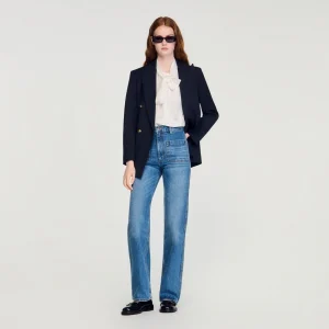 Utställda blekta jeans